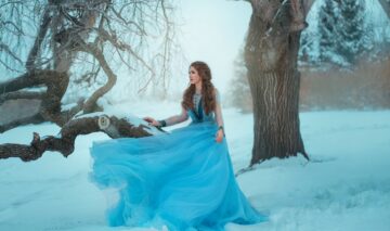 O femeie frumoasă într-o rochie albastră care ilustrează una dintre cele trei zodii ghinioniste în ziua de 30 ianuarie 2023