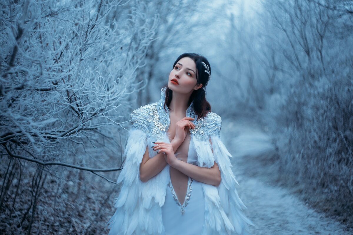 O femeie frumoasă într-o rochie albă care reprezintă una dintre cele tri zodii norocoase în ziua de 15 ianuarie 2023
