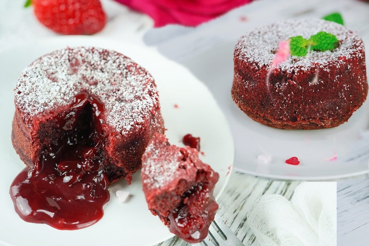 Două porții de Red Velvet Lava Cake, una secționată cu furculița