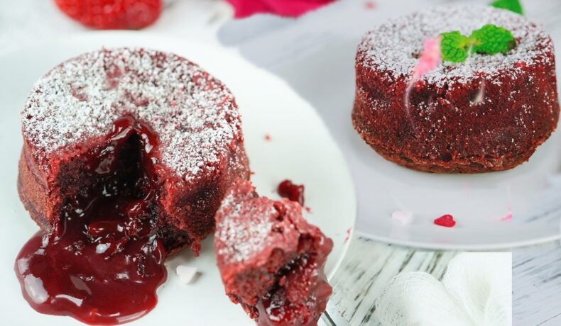Două porții de Red Velvet Lava Cake, una secționată cu furculița