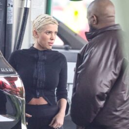 Kanye West și Bianca Censori în timp ce stau de vorbă într-o parcare din Los Angeles