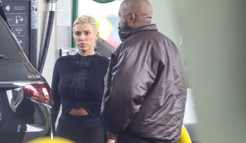 Kanye West și Bianca Censori într-o parcare din Los Angeles