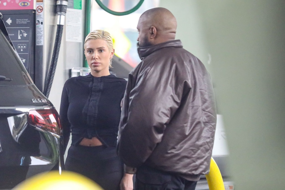 Kanye West și Bianca Censori într-o parcare din Los Angeles
