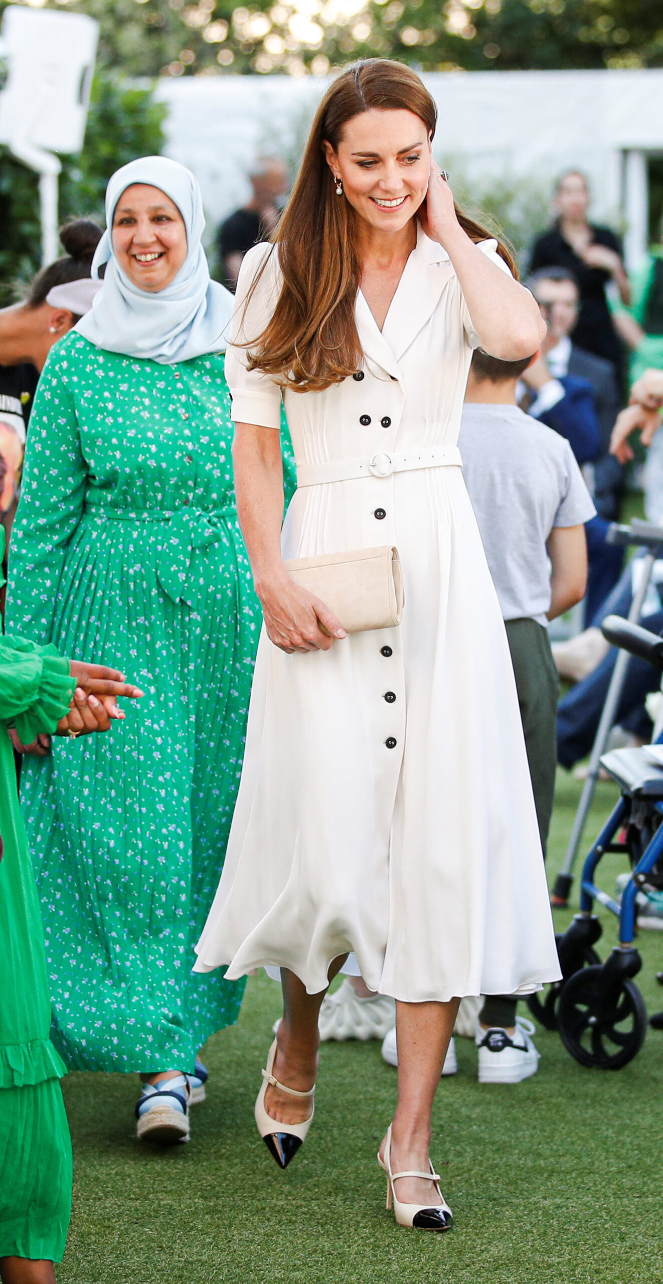 Ducesa Kate a participat la un eveniment în anul 2022, purtând o rochie albă cu nasturi mici, negri și cercei cu perle