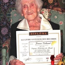 Jeanne Louise Calment cu un certificat în brațe când a împlinit vârsta de 120 de ani
