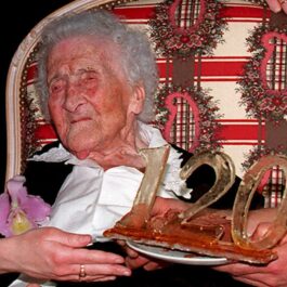 Jeanne Louise Calment la vârsta de 120 de ani