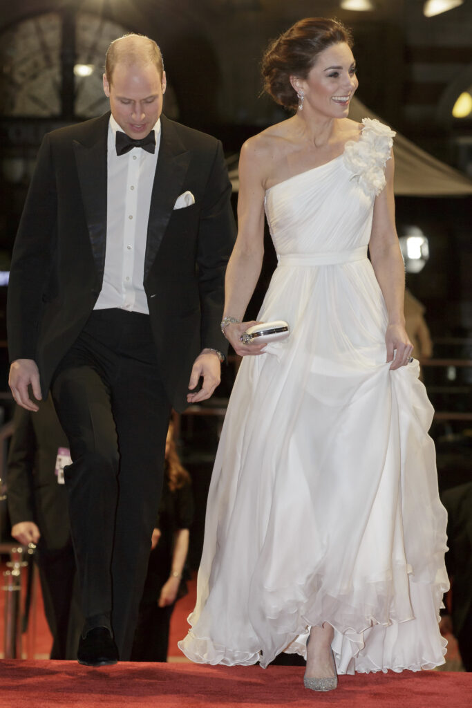 Kate Middleton poartă o rochie albă vaporoasă la British Academy Film Awards