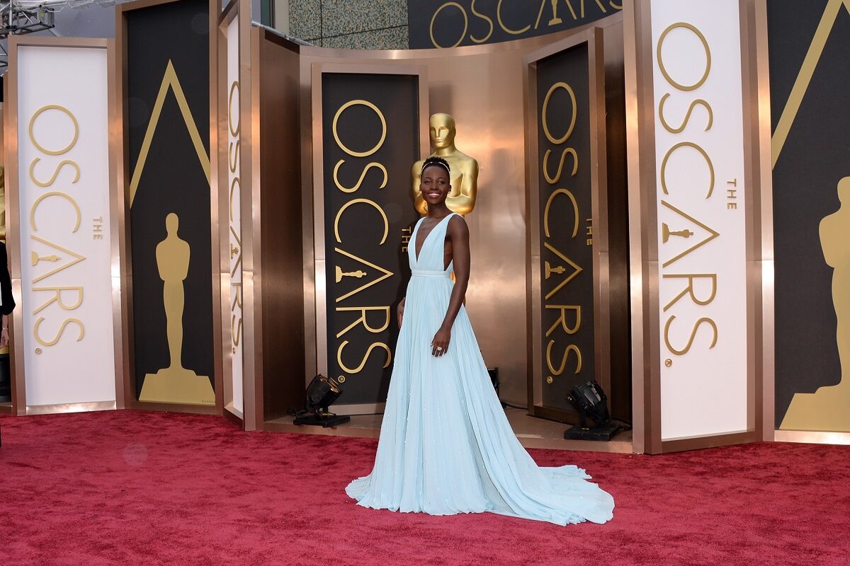 Lupita Nyong'o poartă o rochie de culoare albastru deschis, vaporoasă, la Gala Premiilor Oscar