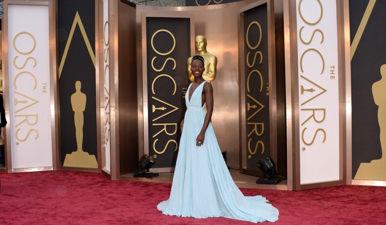 Lupita Nyong'o poartă o rochie de culoare albastru deschis, vaporoasă, la Gala Premiilor Oscar