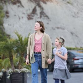 Milla Jovovich alături de fiica sa, Dashiel Edan pe străzile din Los Angeles
