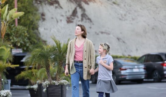 Milla Jovovich a luat cina cu fiica sa, Dashiel Edan. Cele două au fost surprinse pe străzile din Los Angeles