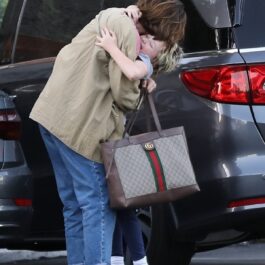 Milla Jovovich în timp ce își ia fiica în brațe