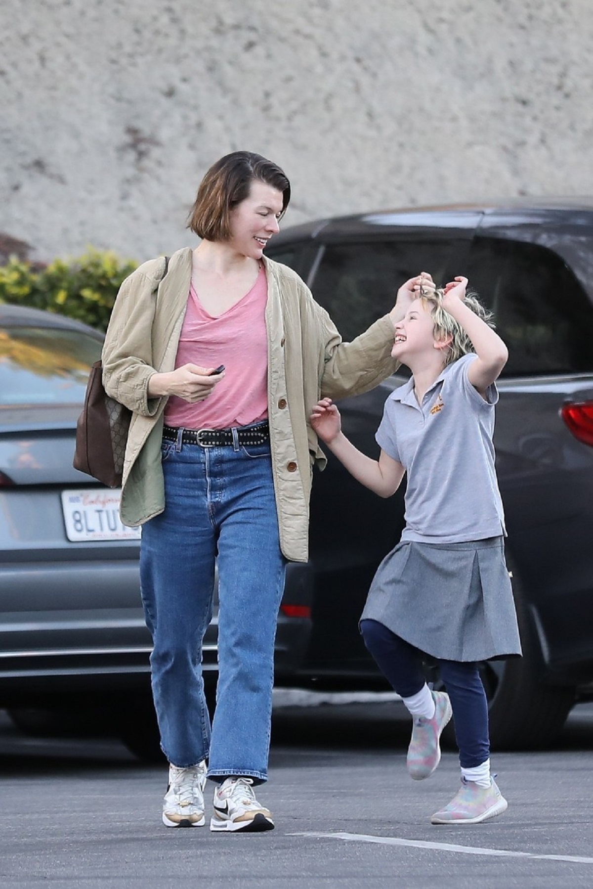 Dashiel Edan alături de mama sa, Milla Jovovich, pe străzile din Los Angeles