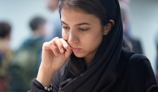 Sara Khadem a fost exilată din țara sa. Cea mai bună jucătoare de șah din Iran a refuzat să poarte hijab pe cap
