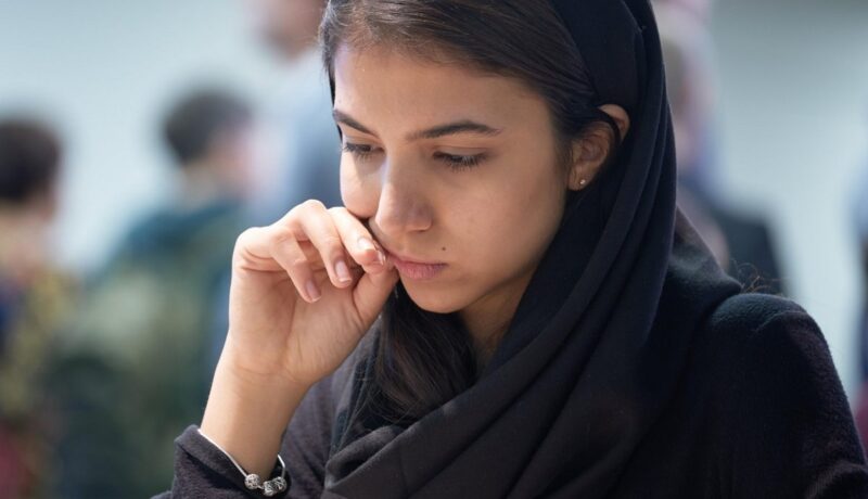Sara Khadem a fost exilată din țara sa. Cea mai bună jucătoare de șah din Iran a refuzat să poarte hijab pe cap