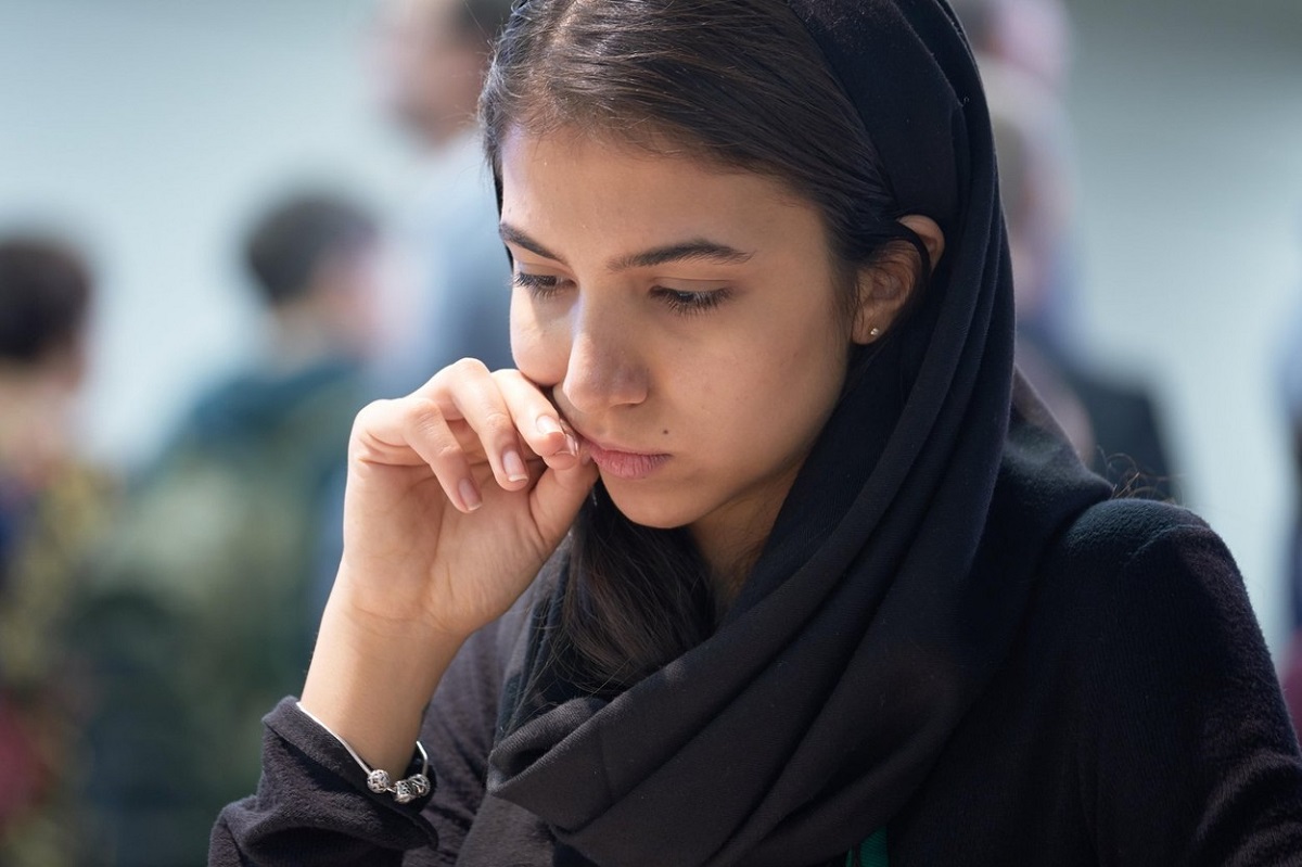 Sara Khadem în timpul unui meci de șah din Rusia
