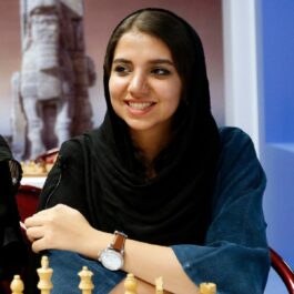 Sara Khadem în fața unei tabșe de șah