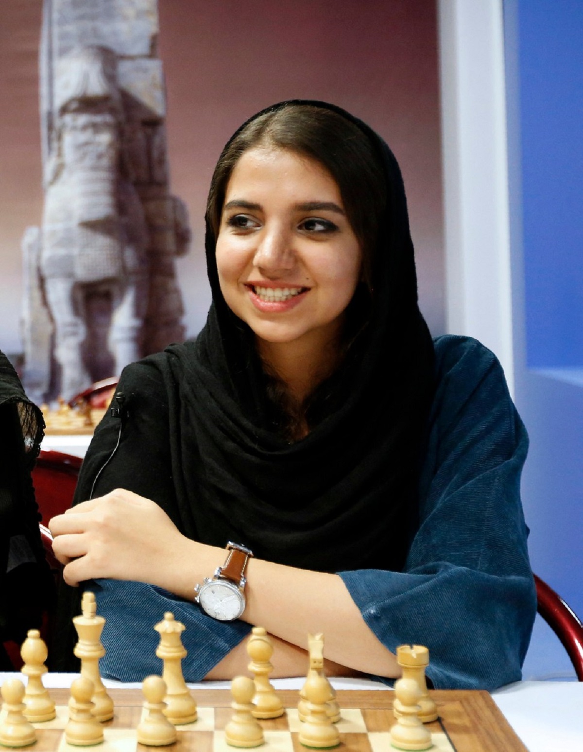 Sara Khadem în fața unei tabșe de șah