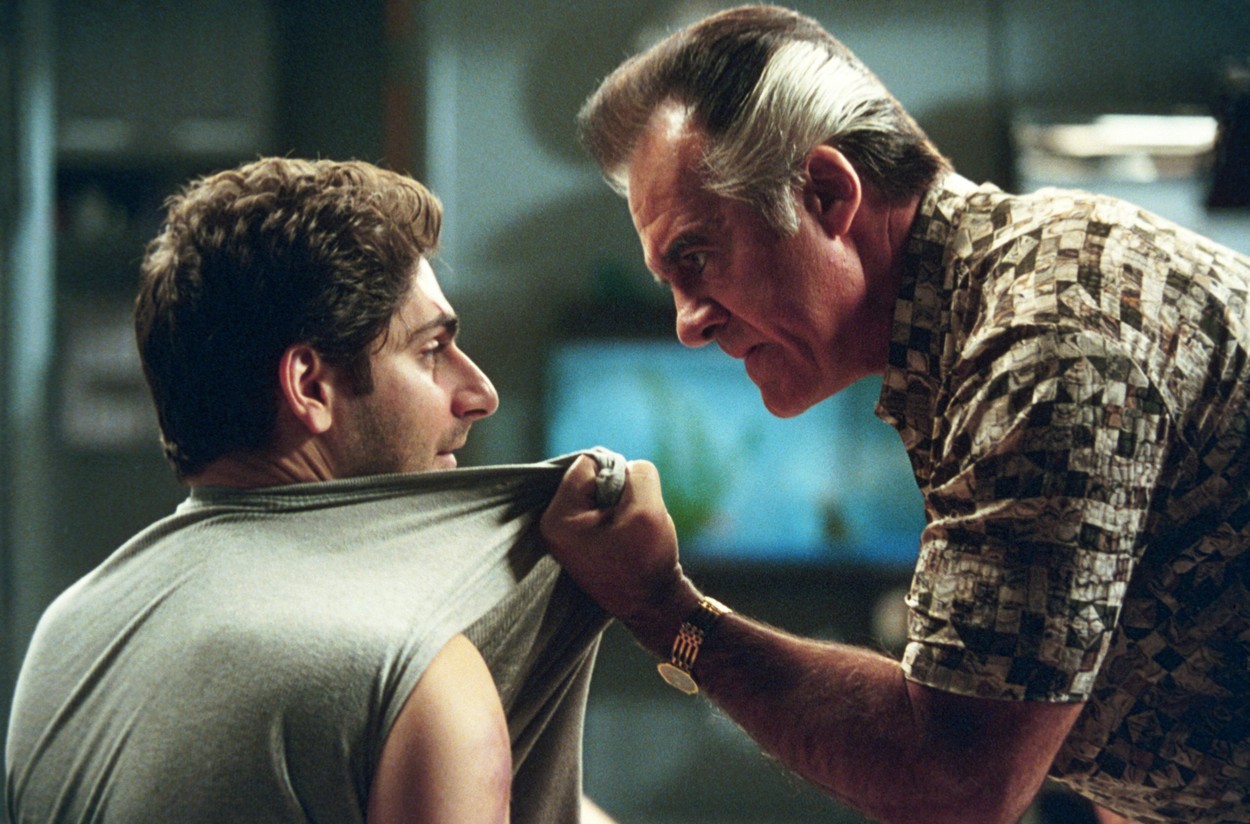 Imagine din serialul The Sopranos ce-i are în prim plan pe Tony Sirico și Michael Imperioli în timpul unei dispute aprinse