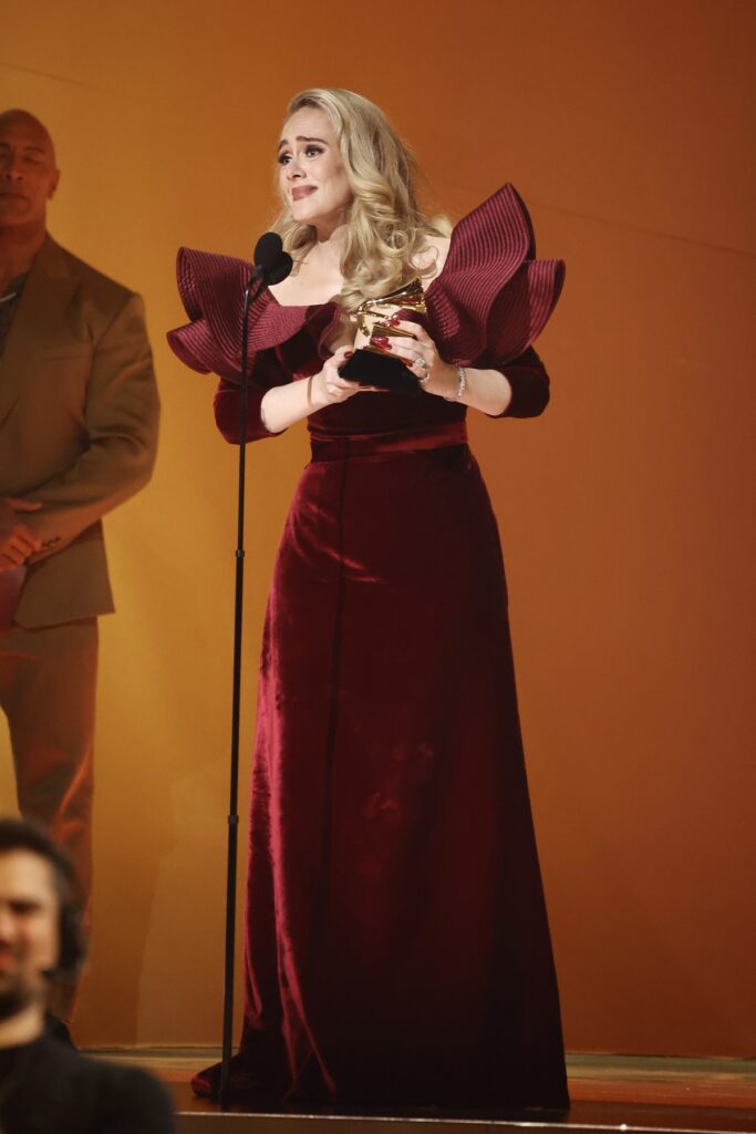 Adele într-o rochie roșie pe covorul roșu de la Premiile Grammy 2023