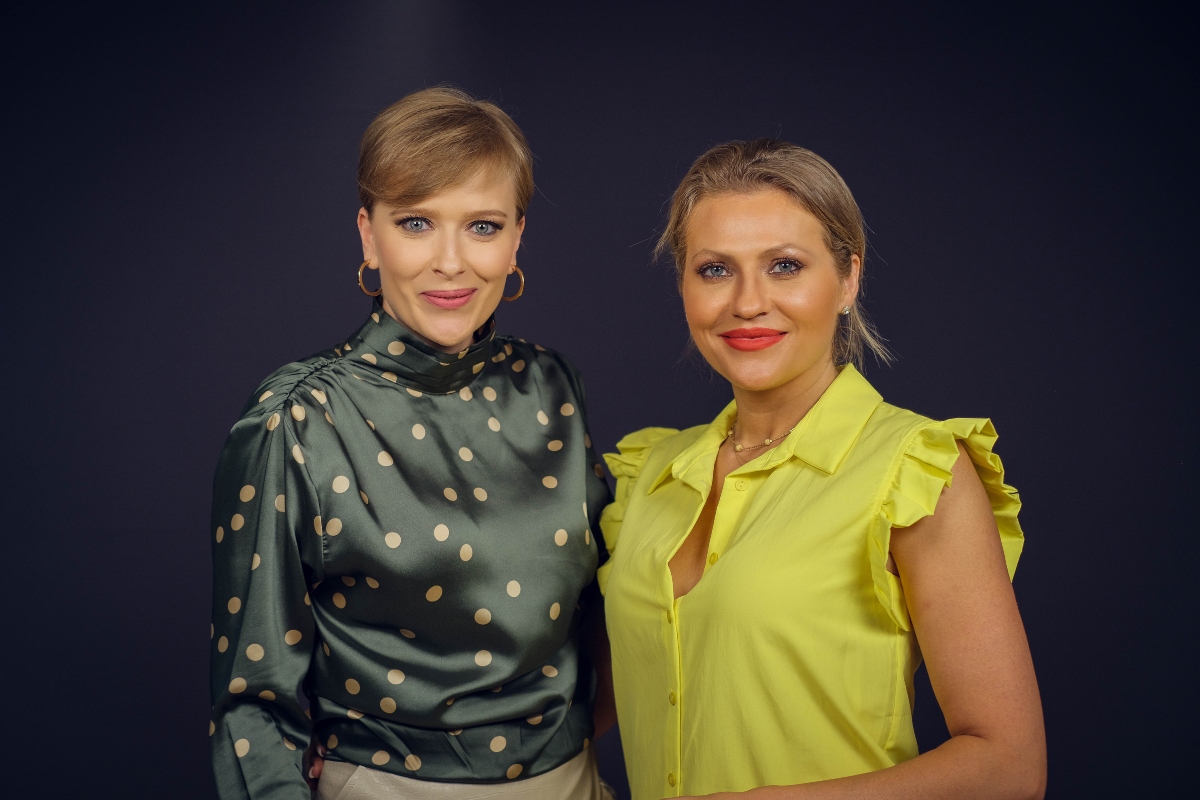Alexandra Tudor și Mirela Vaida, împreună, în haine elegante, asortate