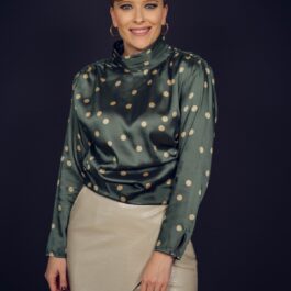Alexandra Tudor, într-o bluză cu buline și o fustă scurtă, la DePărinți.ro