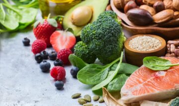 Broccoli, afine și căpșune pentru a ilustra câteva alimente care au aproape zero calorii