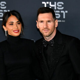 Antonela Rocuzzo alături de Leo Messi, îmbrăcați în negru, la evenimentul de decernare al Balonului de Aur