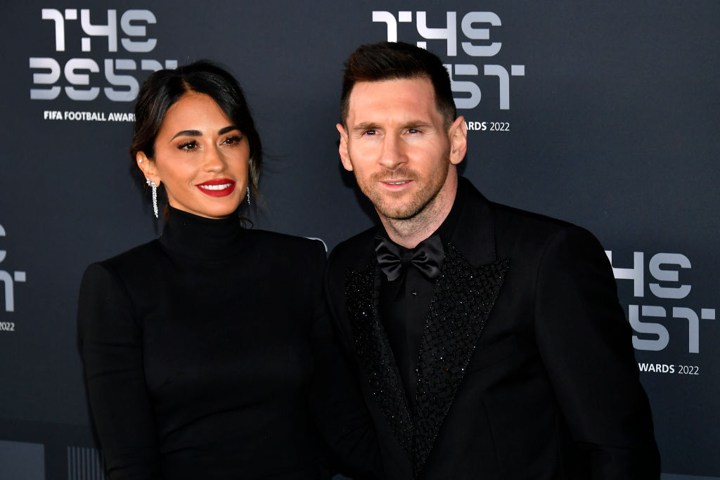 Antonela Rocuzzo alături de Leo Messi, îmbrăcați în negru, la evenimentul de decernare al Balonului de Aur