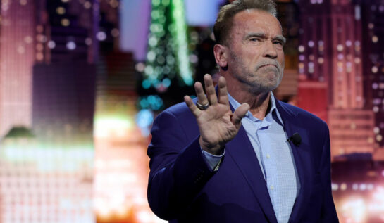 Arnold Schwarzenegger a fost implicat într-un accident rutier. O femeie pe bicicletă a intrat în mașina actorului