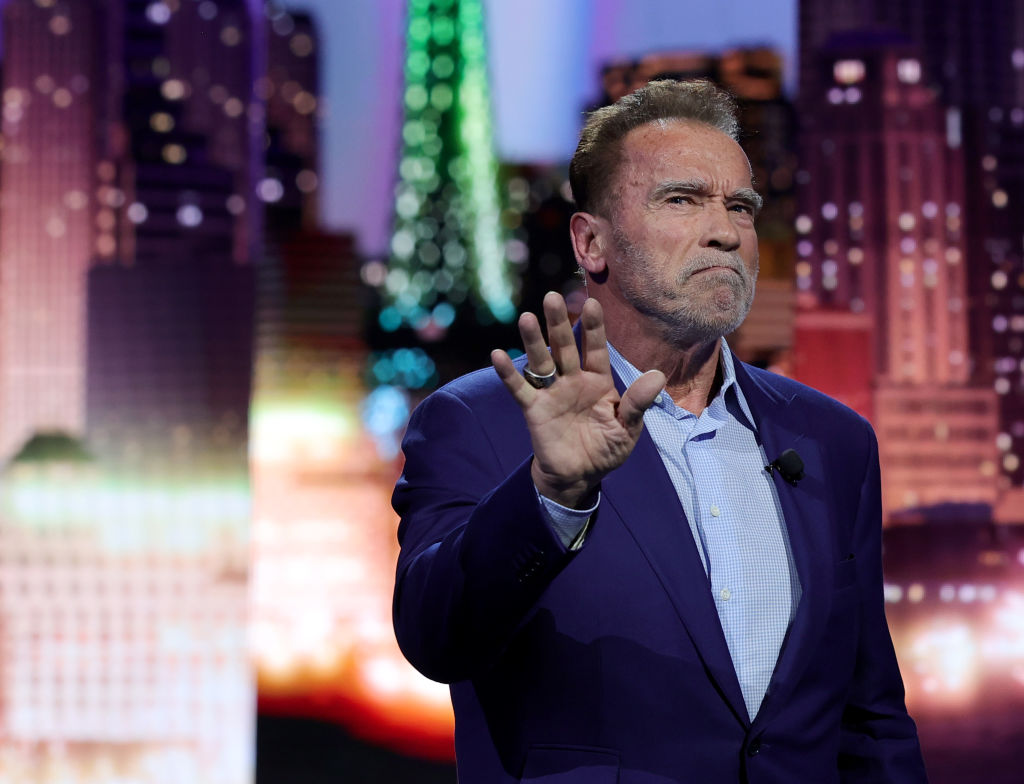Arnold, la un show tv, în timp ce le face cu mâna celor din public