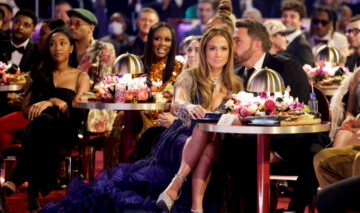 Ben Affleck, la masă cu JLo, la Premiile Grammy, în timp ce îi șoptește ceva la ureche