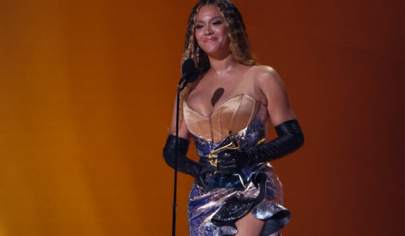 Beyonce, într-o rochie decoltată, strălucitoare, pe scenă, la Premiile Grammy 2023