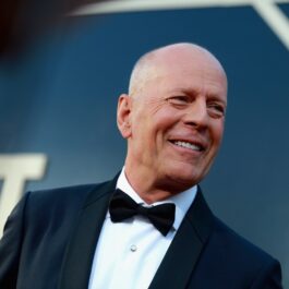 Bruce Willis îmbrăcat într-un costum negru în timp ce participă la Comedy Central Roast în anul 2018
