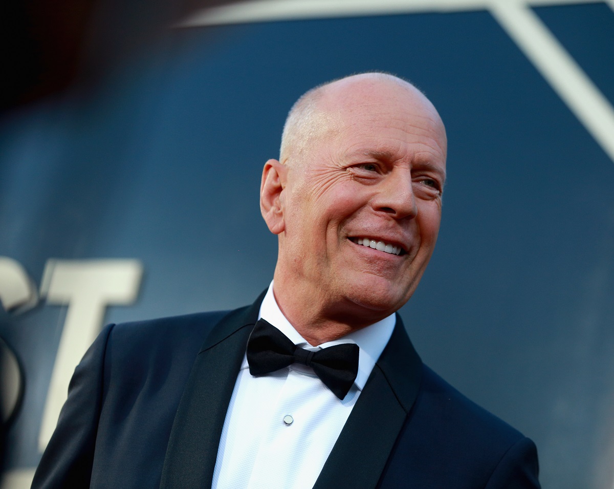 Bruce Willis îmbrăcat într-un costum negru în timp ce participă la Comedy Central Roast în anul 2018