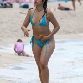 Camila Cabello, la plajă, într-un costum de baie albastru