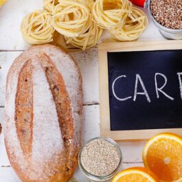 Alimente bogate în carbohidrați precum pastele, pâinea, bananele și fulgi de ovăz