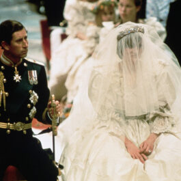 Regele Charles și Prințesa Diana în fața altarului, în ziua căsătoriei lor
