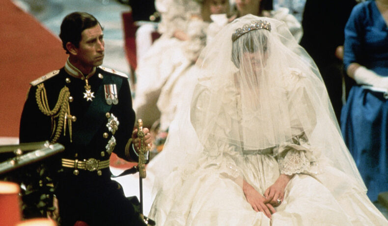 Regele Charles și Prințesa Diana în fața altarului, în ziua căsătoriei lor