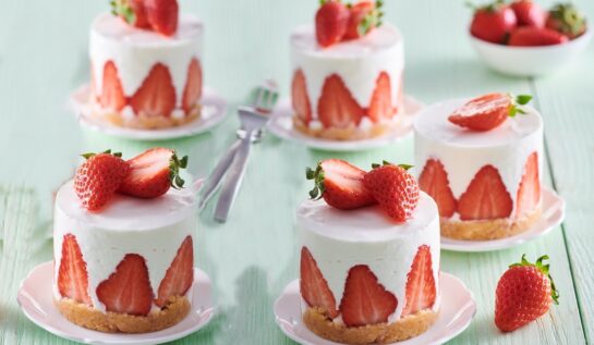 Mini cheesecake cu căpșuni. Rețeta unui desert simplu și cuceritor
