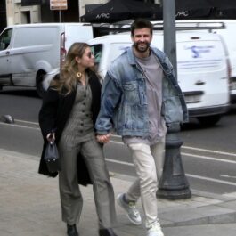 Clara Chia și fostul fotbalist Gerard Pique se țin de mână și poartă haine lejere în timpul unei ieșiri pe străzile Barcelonei