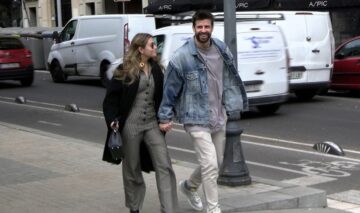 Clara Chia și fostul fotbalist Gerard Pique se țin de mână și poartă haine lejere în timpul unei ieșiri pe străzile Barcelonei