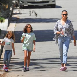 Emma Heming alături de cele două fete ale sale se plimbă pe o stradă purtând haine de vară, lejere