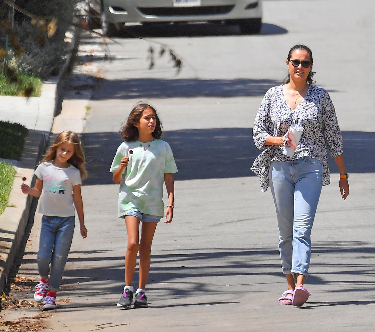 Emma Heming alături de cele două fete ale sale se plimbă pe o stradă purtând haine de vară, lejere