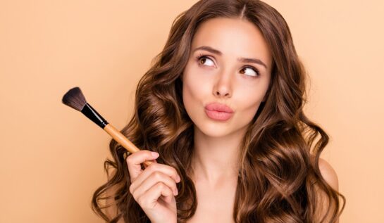 Greșeli în rutina de make-up care afectează pielea. Explicații din partea dermatologilor