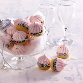 Fursecuri cu bezele roz și cremă de ciocolată în bol de sticlă