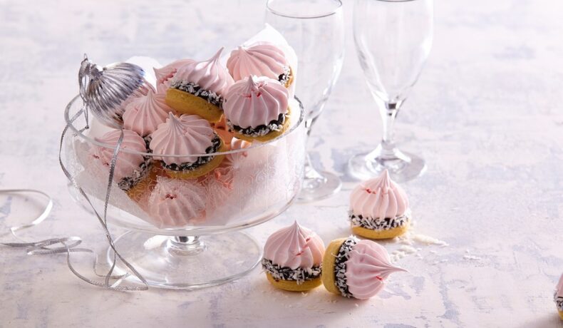 Fursecuri cu bezele roz și cremă de ciocolată în bol de sticlă
