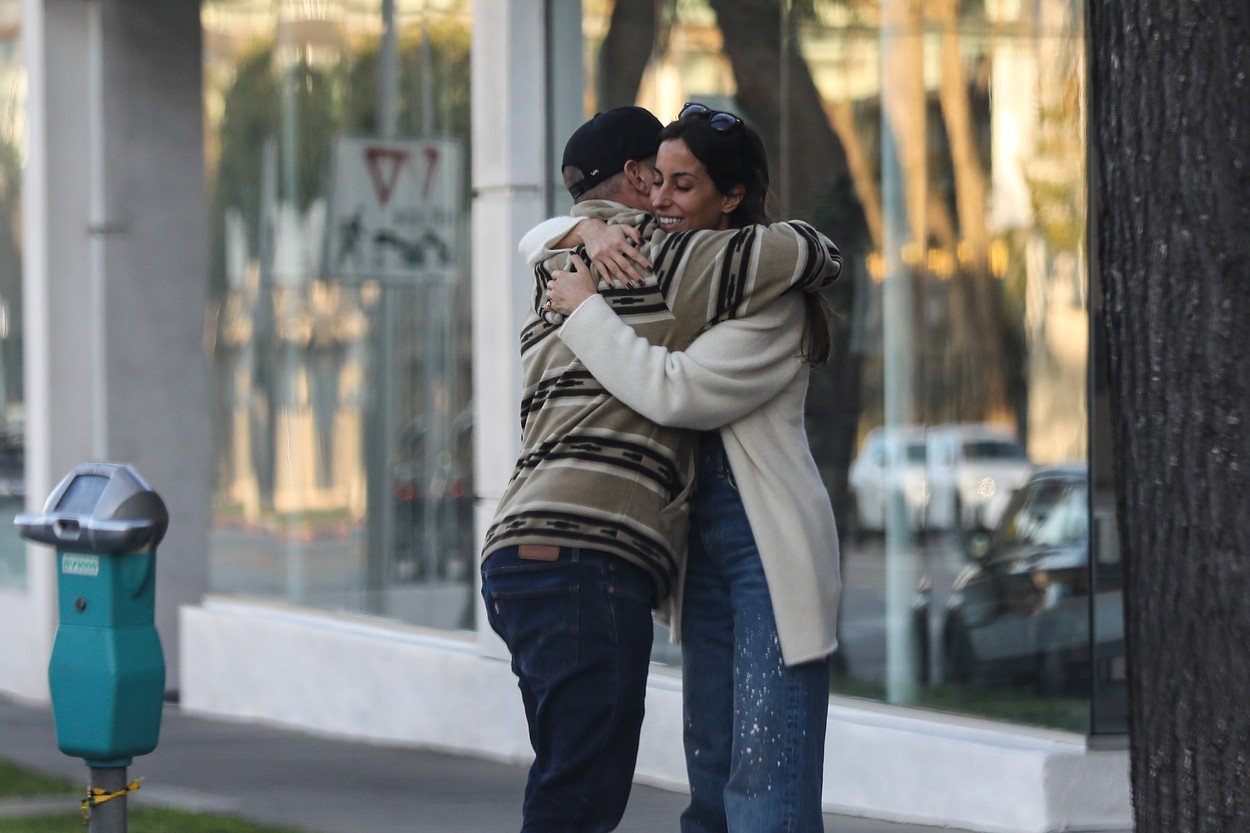Ines de Ramon, în haine lejere, fotografiată în timp ce îmbrățișează un prieten pe stradă