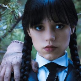 Jenna Ortega în rolul lui Wednesday Addams alături de personajul Thing