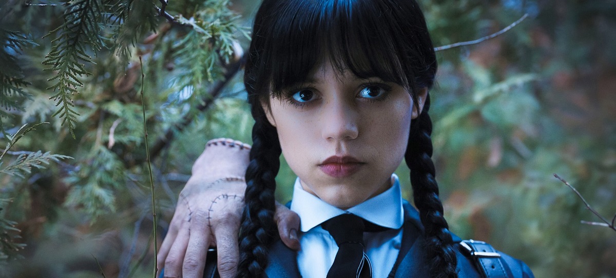 Jenna Ortega în rolul lui Wednesday Addams alături de personajul Thing